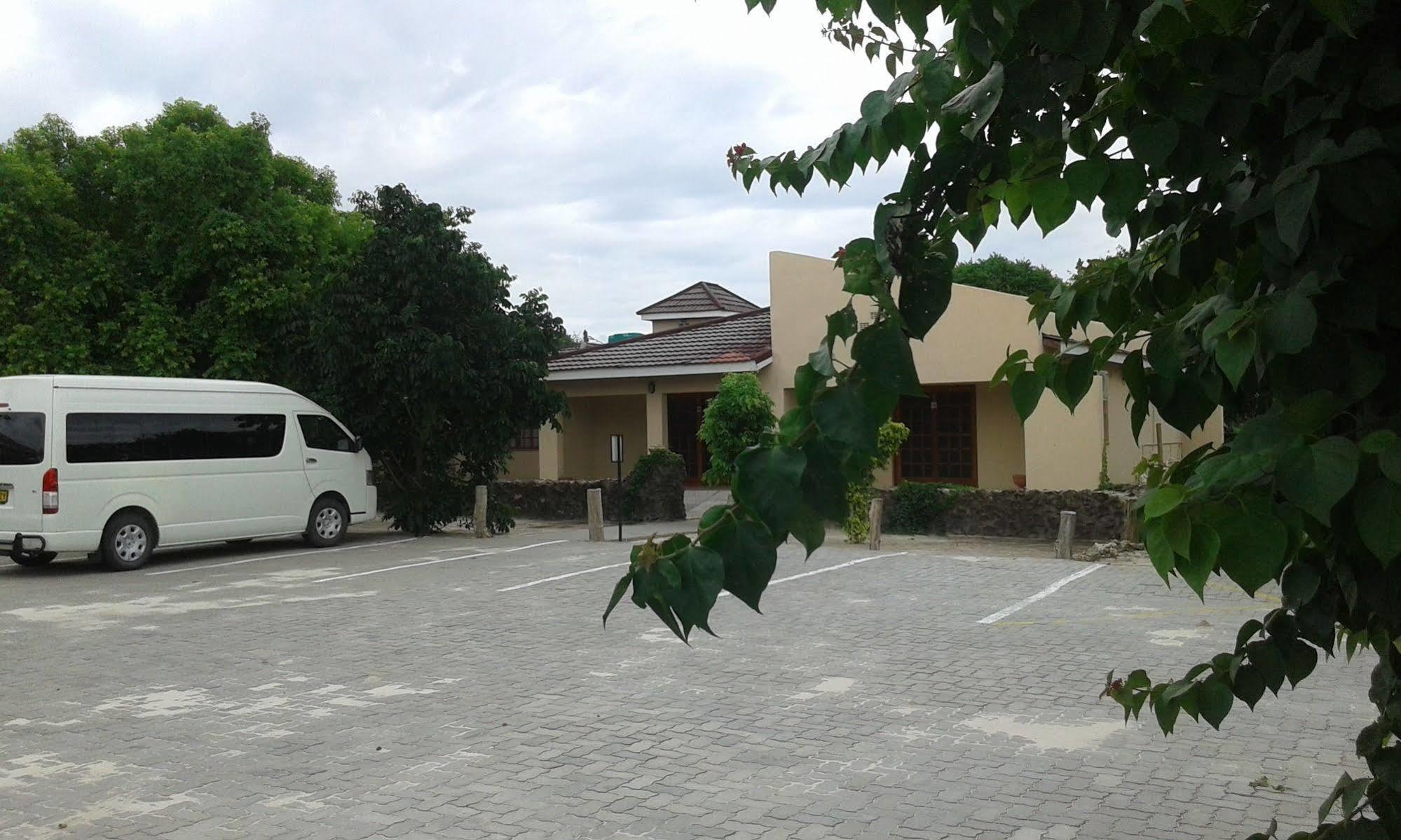 Larissa Hotel Maun Exterior foto